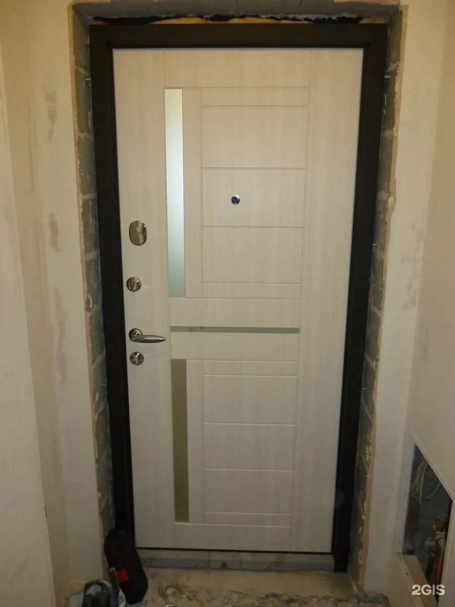 Дверь со стороны. Дверь квартирная Torex. Входная дверь в квартиру в живую. Входная дверь в реальной квартире. Железная дверь со стороны квартиры.