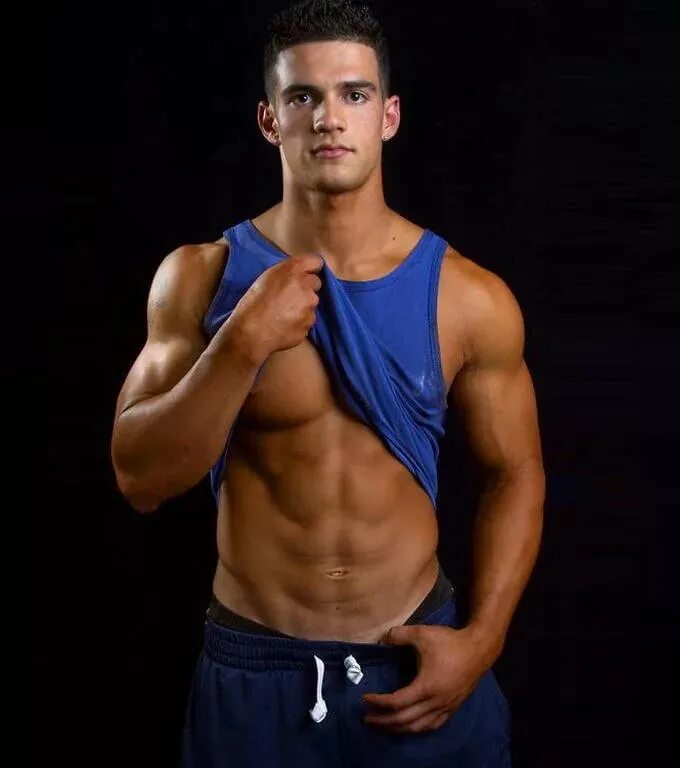 пацан напрягает мышцы головы. спортивный мужчина. спортивные парни. Michael thurston атлет. мужчина с гирей.