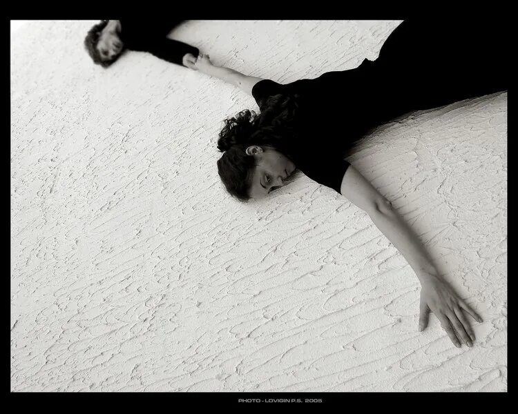 Человек падает с небоскреба. Падающий человечек. Упасть пять. Ребенок падает. Упасть пять.