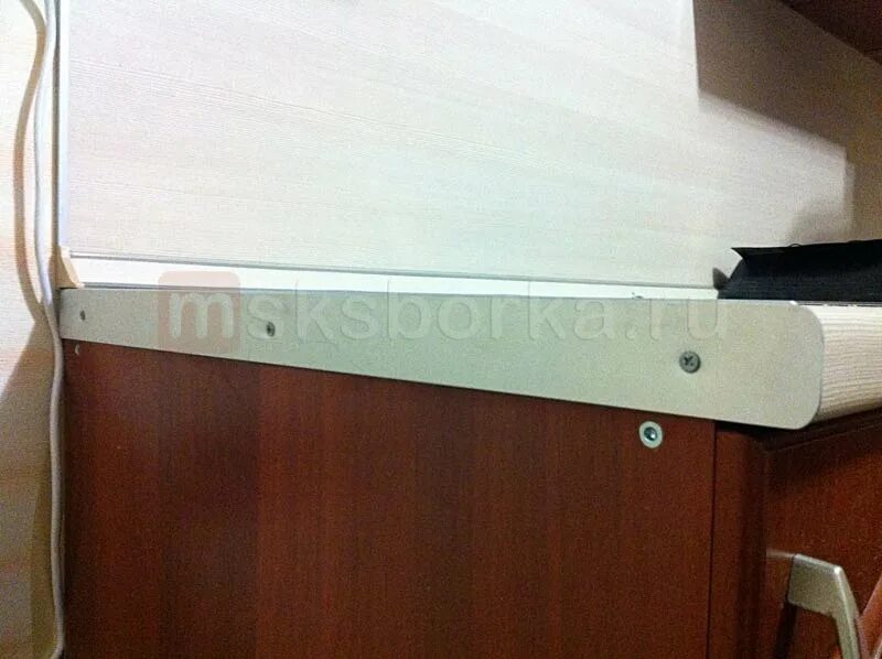 Прикрепить сбоку. Прикрепить сбоку. Навесы hafele scarpi-4. Боковые полки для шкафа купе. Крепления для полок в встроенный шкаф.