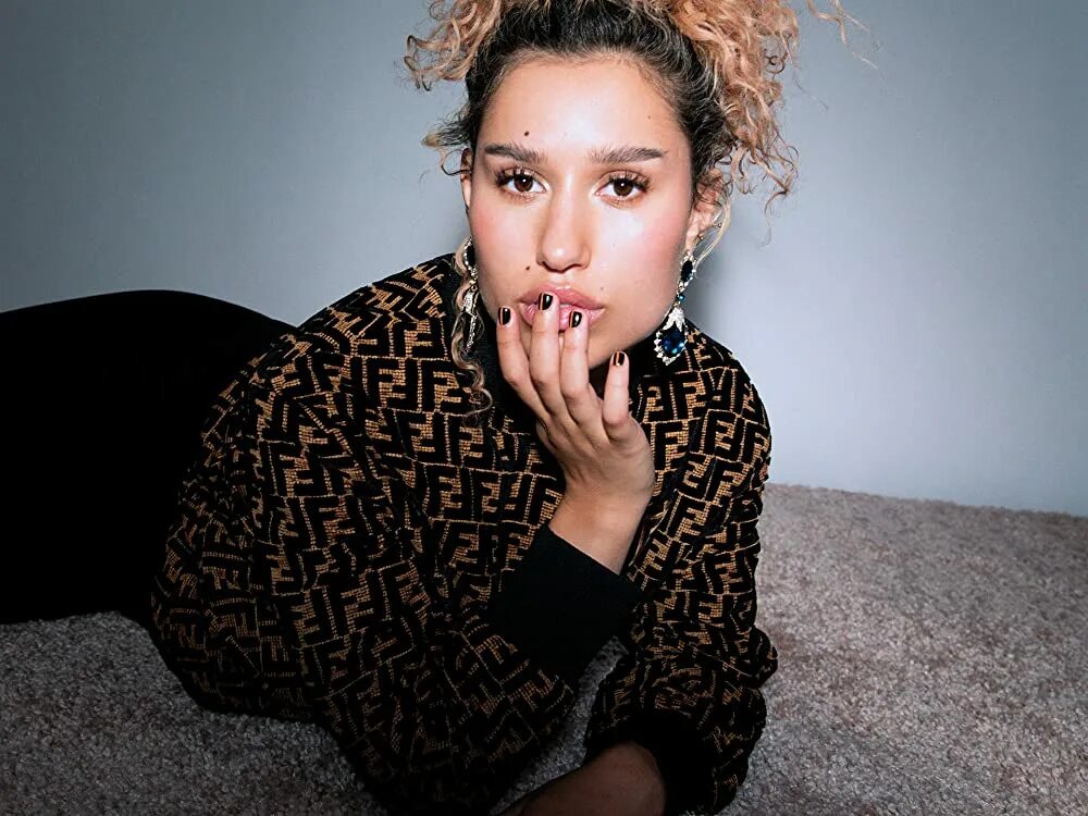 Raye prada. Певица райе. raye британская певица. raya певица. raye rudimental.