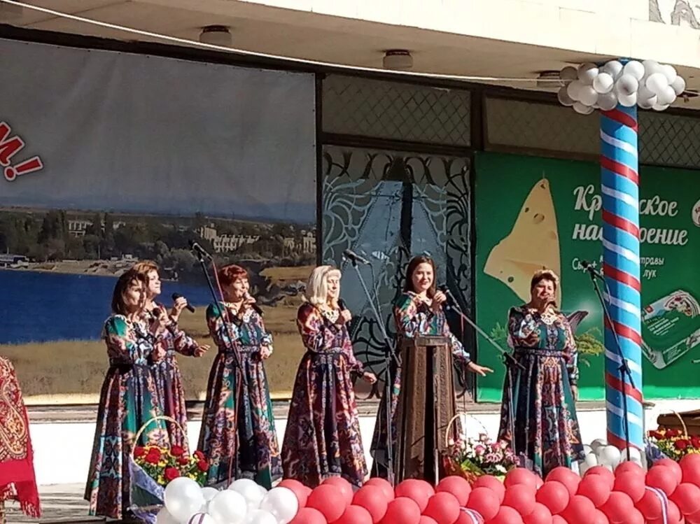 Погода счастливое бахчисарайский. Праздничный концерт посвященный Дню села. Концерт Бахчисарайского района. Село угловое Бахчисарайский район. Оркестр Бахчисарайского района.