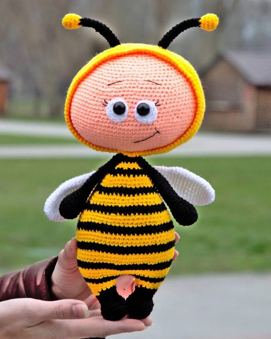Плюшевая пчелка. Пчелка Майя Майя амигуруми. Пчела амигуруми. Амигуруми Пчелка. Вязаная игрушка Пчелка.