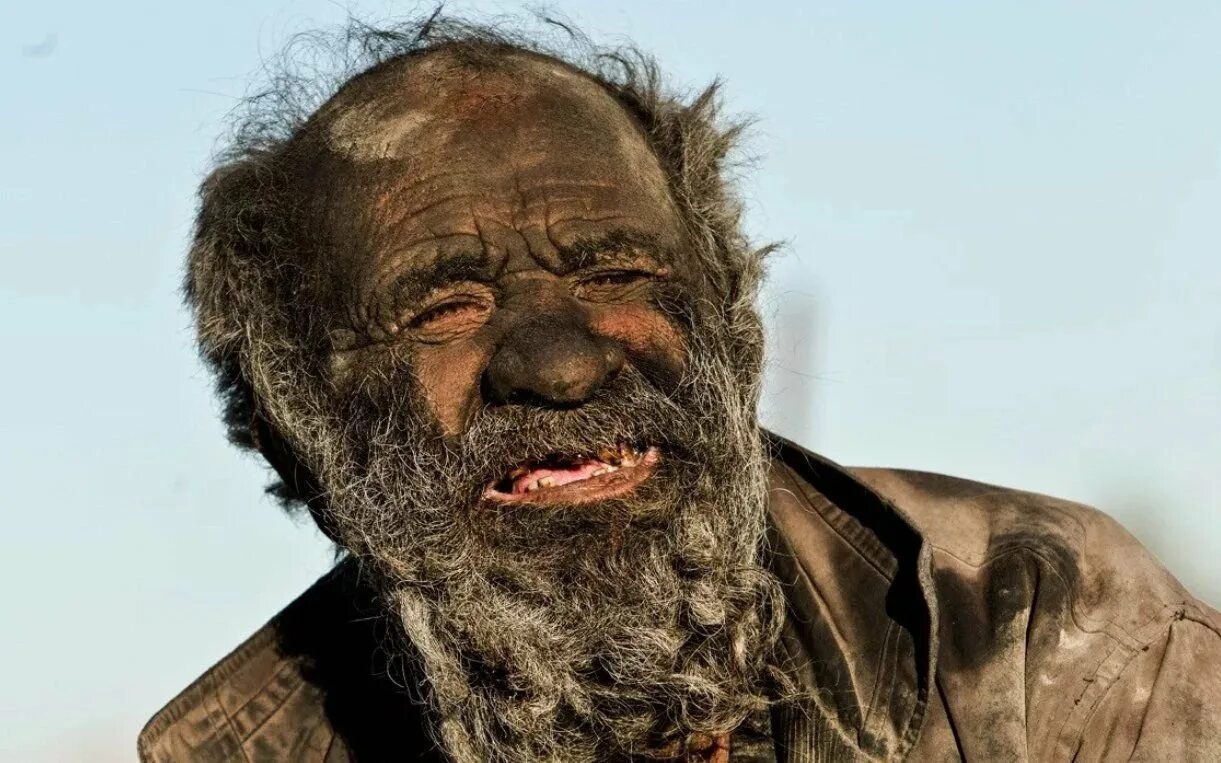 Аму хаджи человек который не мылся. Самый грязный человек в мире аму хаджи. Не мытый. Самый грязный человек в мире аму хаджи. Самый грязный человек в мире аму хаджи.