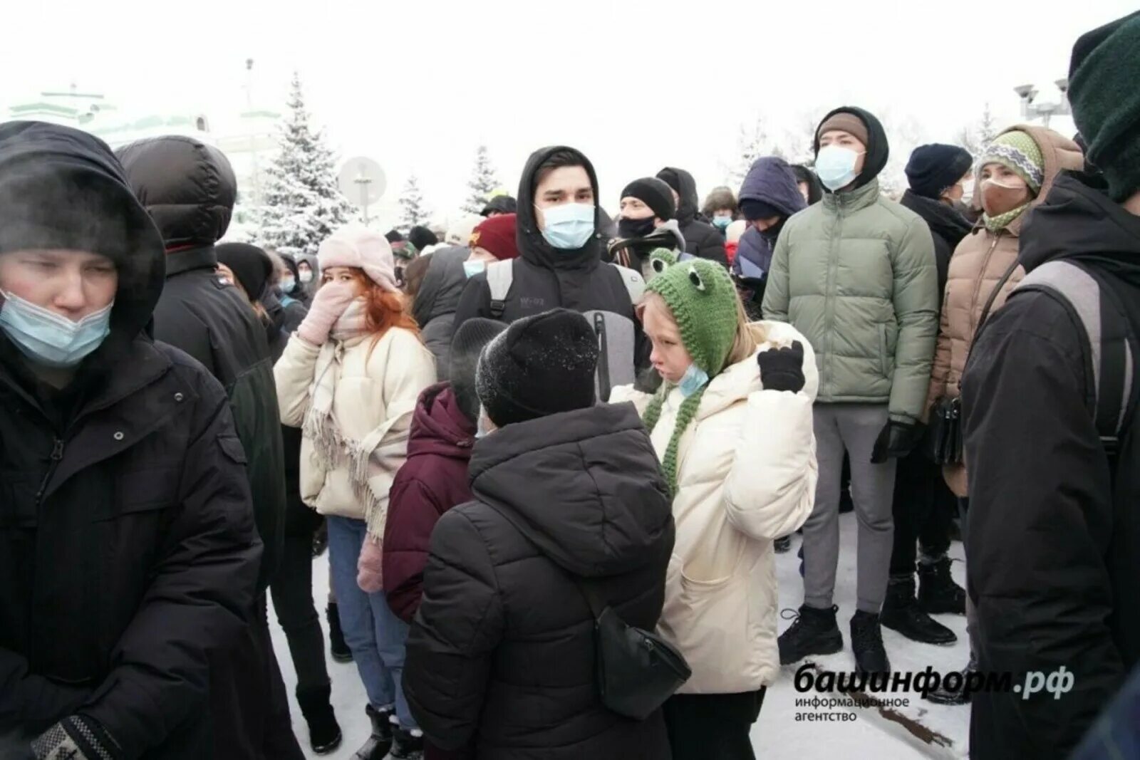 Экологическая организация провела несанкционированный митинг. Дети на митинге. Митинг дети несанкционированный это. Участие подростков в митинге. Несовершеннолетние на митинге.