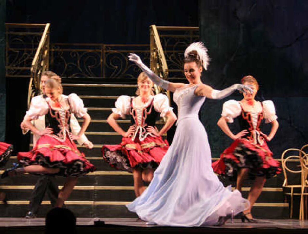 Оперетта без женщин жить. Венгерский театр оперетты. Кордебалет в оперетте. Королева чардыша оперетта.