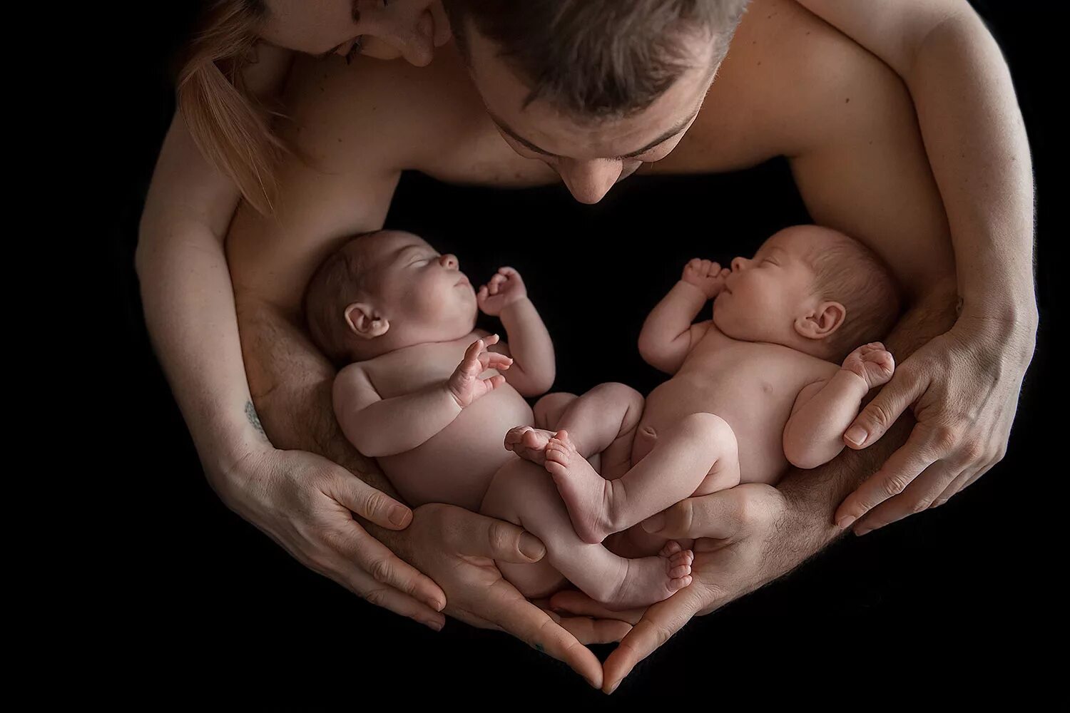 Картинки женщины родивших сыновей. Фотосессия с новорожденным. Семья с двойней. Семейная фотосессия с двойняшками. Счастливая семья с двойней.