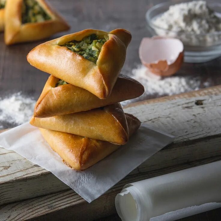 Пицца фон. Еду тесте. Сосиска в тесте в виде зайчика. Еду тесте. Корниш пасти — британский пирожок.