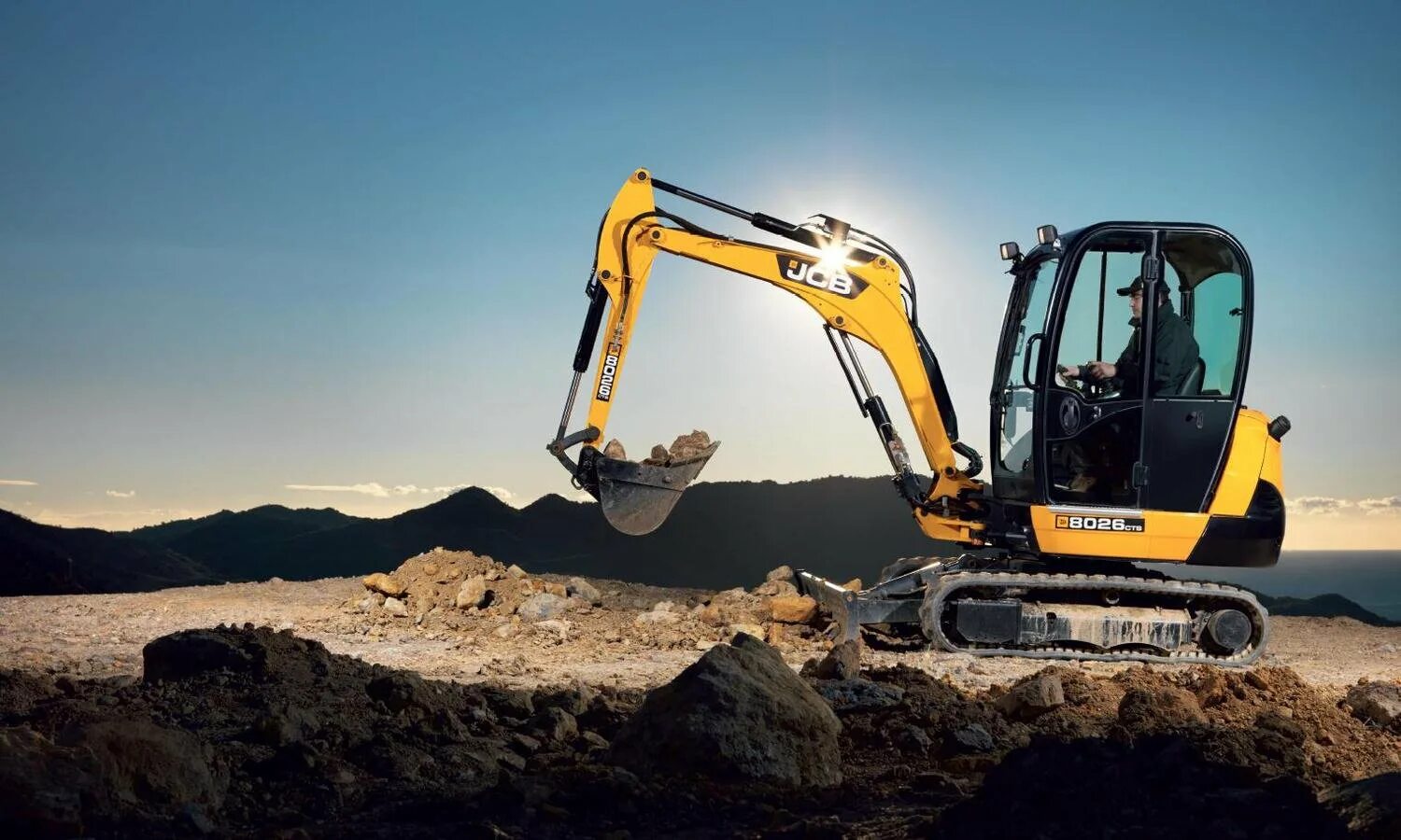 Jcb js205nlc. Машинист гусеничного экскаватора. Экскаваторы. Водитель экскаватора. Экскаватор разрушитель вольво.