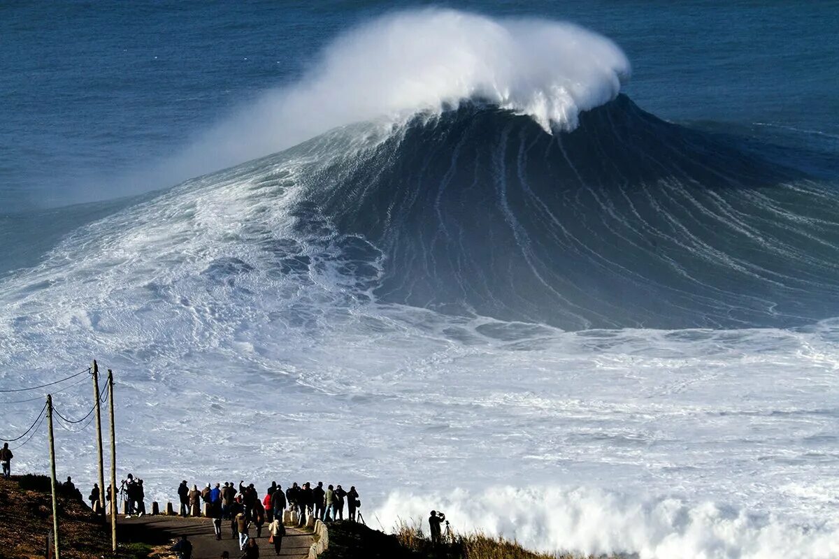 Волны огромные страшные. Назаре Португалия волны. Волна 40 метров ЦУНАМИ Япония. ЦУНАМИ 500 метров. ЦУНАМИ Тихого океана 30 метров.