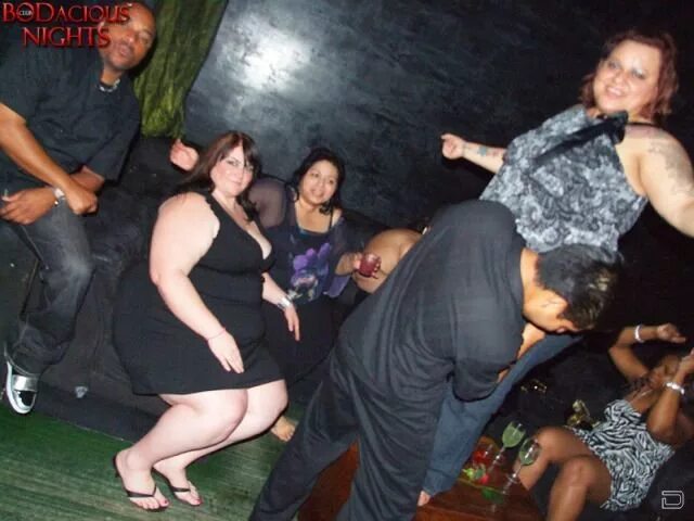 Толстых девушек пьяных. Толстушки в социальных сетях. Жирная девушка в клубе. Женщины толстушки в социальных сетях. Пьяные пышные женщины.