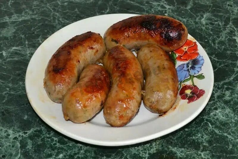 Сколько по времени жарить свиные купаты. Купаты свиные. колбаски домашние жареные. домашняя колбаса купаты.