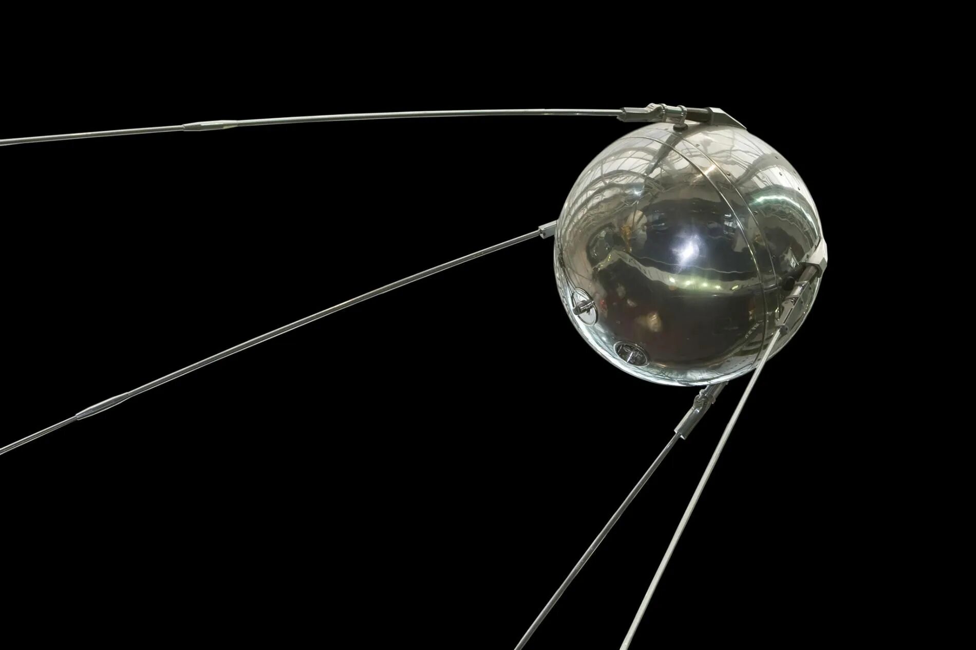 Первый спутник диаметр. Спутник-1 искусственный Спутник. «Спутник-1», первый искуссттвенный Спутник. Спутник земли 1957. Искусственные спутники земли ИСЗ.