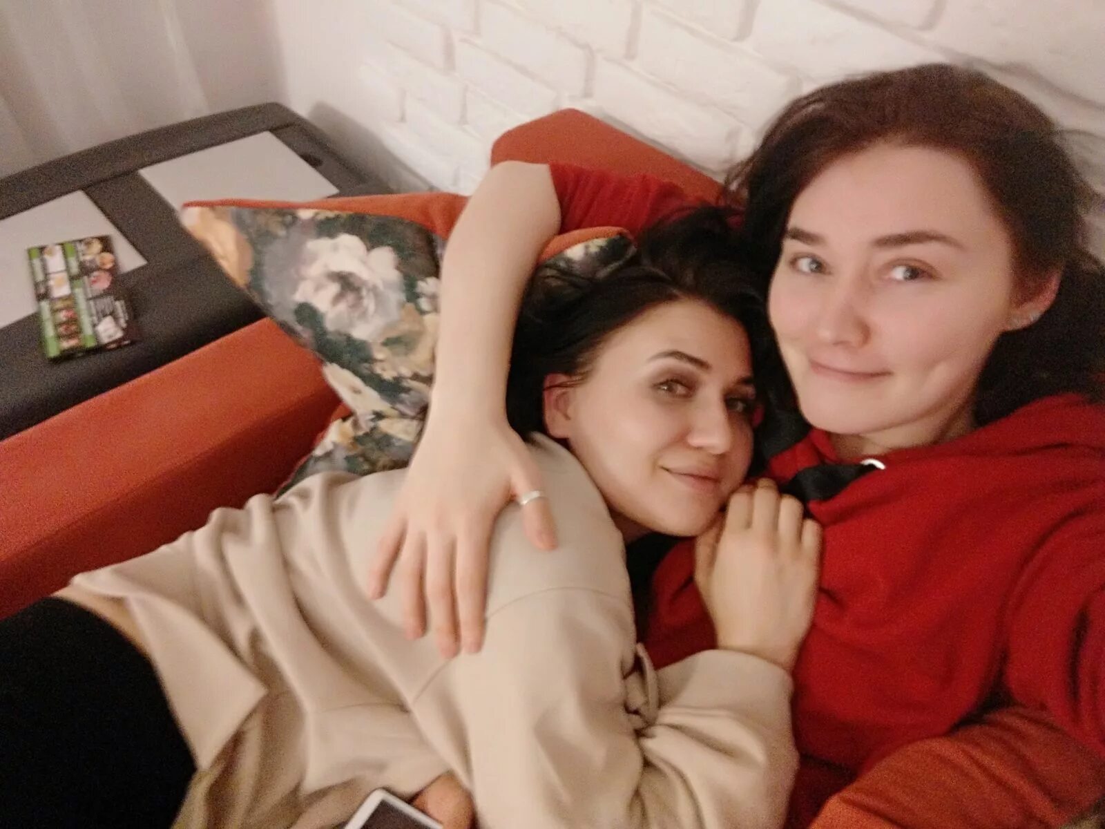 Лесбияночки с русскими разговорами. Настоящие русские лесбиянк. Lesbians домашняя