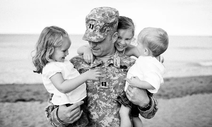Единовременное военный семья. Солдат с семьей. Семья военного. Военный с ребенком. Папа военный.