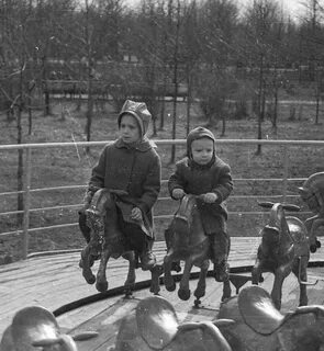 Рассматривая старые фотографии