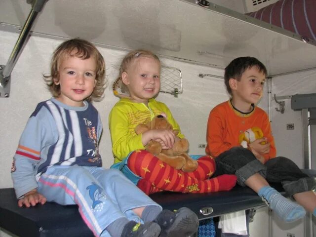 Многодетная семья ржд. Поезда для детей. поездка на поезде с детьми. дети в электричке. многодетная семья в поезде.