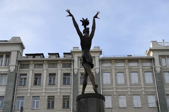 Памятник Майе Плисецкой. Памятник Плисецкой в Москве. Памятник Плисецкой в Москве на большой Дмитровке. Плесецкая Майя памятник. Плисецкая похоронена