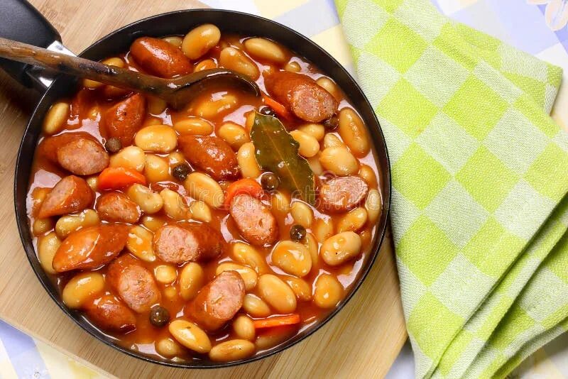 Картошка с фасолью в томатном. Сосиски с фасолью. сосиски с фасолью в томатном соусе. картошка с фасолью в томатном соусе. день фасоли с сосисками.