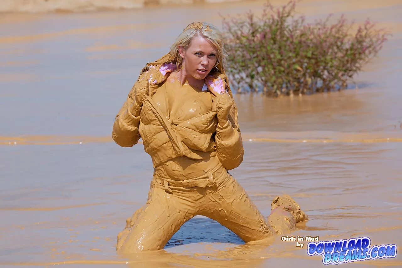 красивые девушки в грязи. красивые девушки в грязи. девушка в куртке в грязи. девушка в грязи в одежде. девушки валяются в грязи.