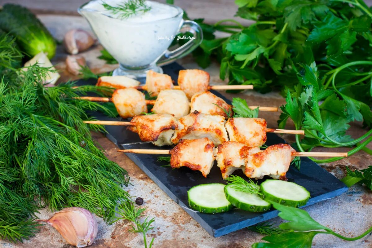 Шашлык из куриной грудки рецепт. Шашлык с зеленью. шашлык куриный. шашлычок. куриный шашлык с зеленью.