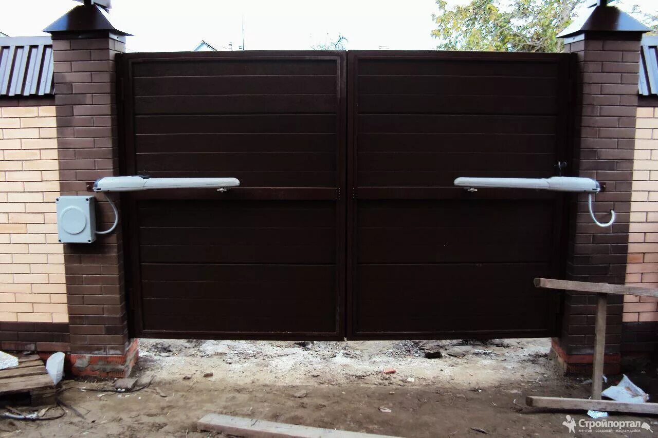 Ворота распашные 512кб. Распашные ворота алюминиевые алютех. Откатные ворота с калиткой дорхан. Ворота распашные ферум. Монтаж распашных ворот.