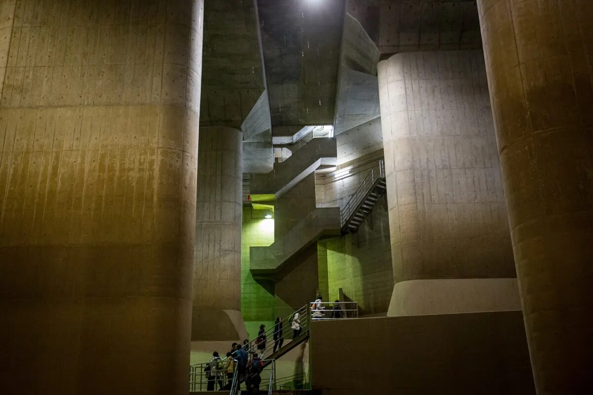 Самое большое хранилище пресной воды в мире. Подземное водохранилище в Токио. Токийский противопаводковый коллектор, Токио. Ливневый коллектор Токио. Ливневка в Токио.