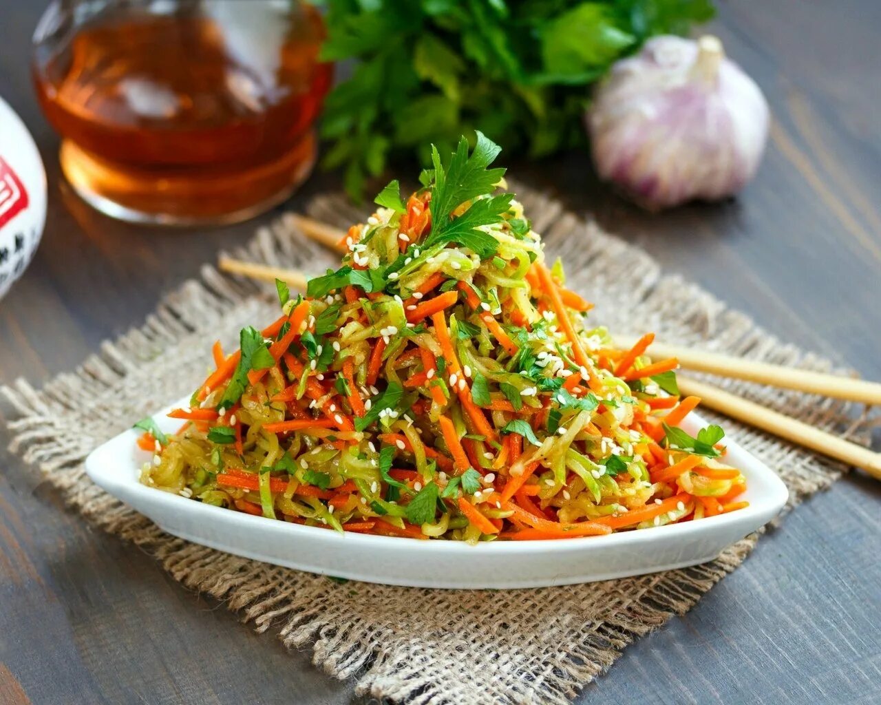 Морковь чеснок масло салат. Овощной салат с кунжутом. Корейские салаты. Корейский овощной салат. Корейский морковный салат.