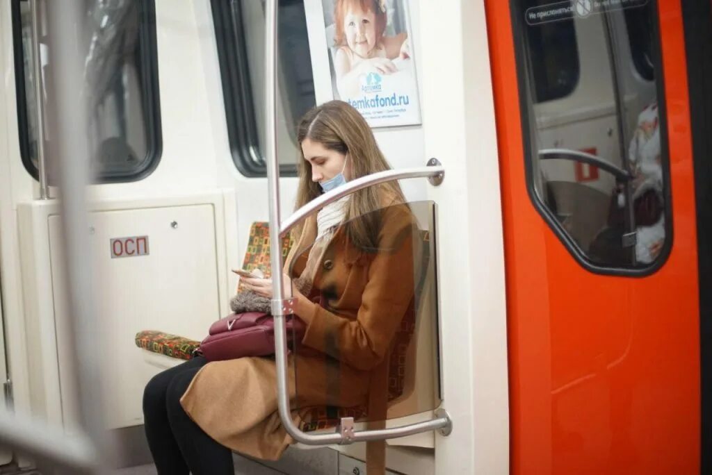 Почему в метро петербурга. Масочный режим в метро спб. мобильная сеть в метро спб. новый поезд на красной ветке метро спб. смарт вагон 2025.