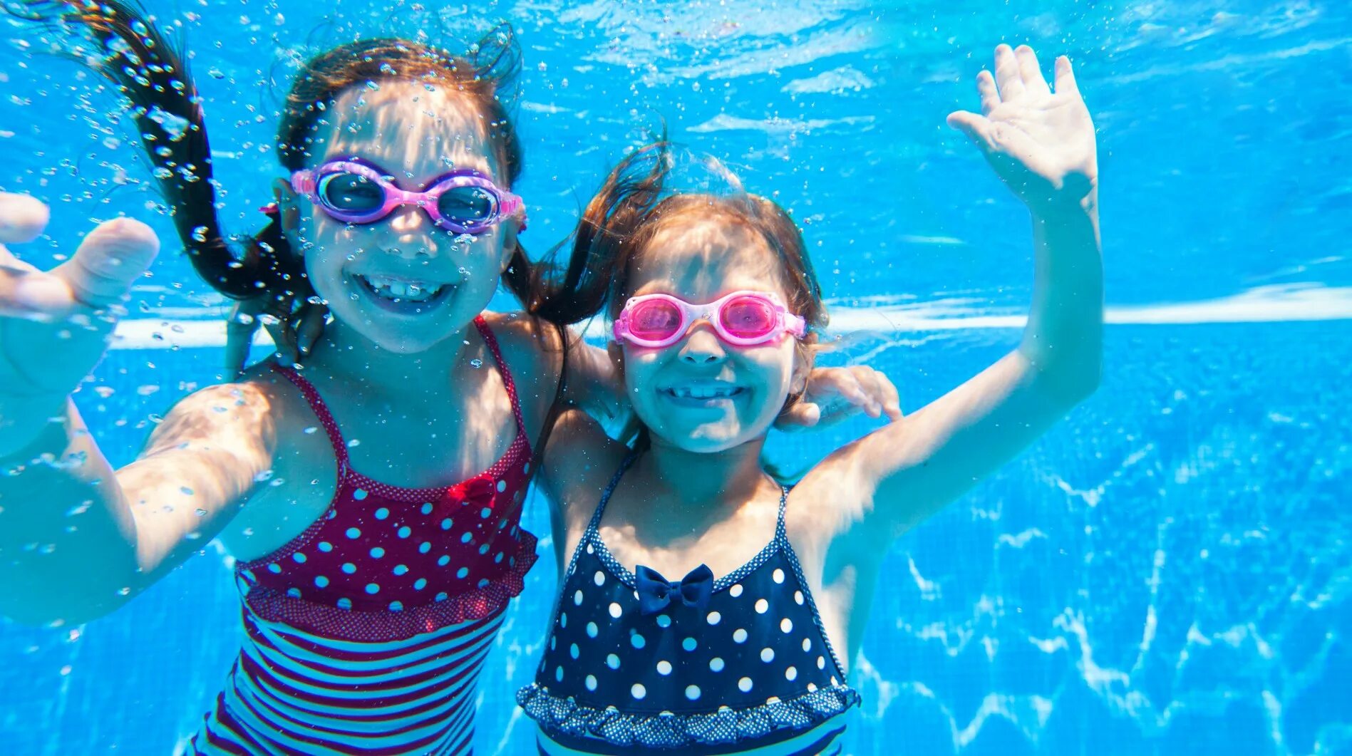 The children are swimming. Девочки в бассейне. Плавание дети. Дети в бассейне. Дети плавают в бассейне.