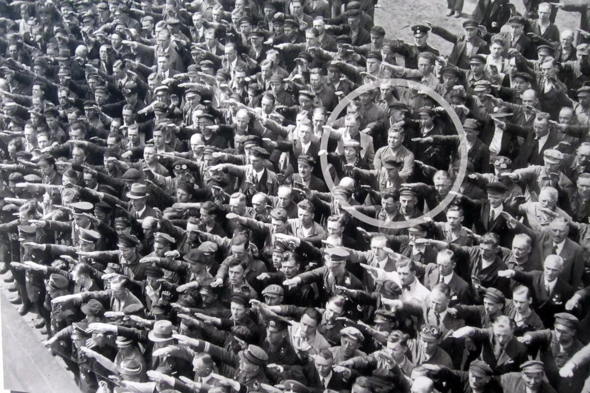 Alexander lvov фотограф. Много одинаковых девушек. Август ландмессер гамбург 1936. Фото одинаковых девушек. Одна фотография.
