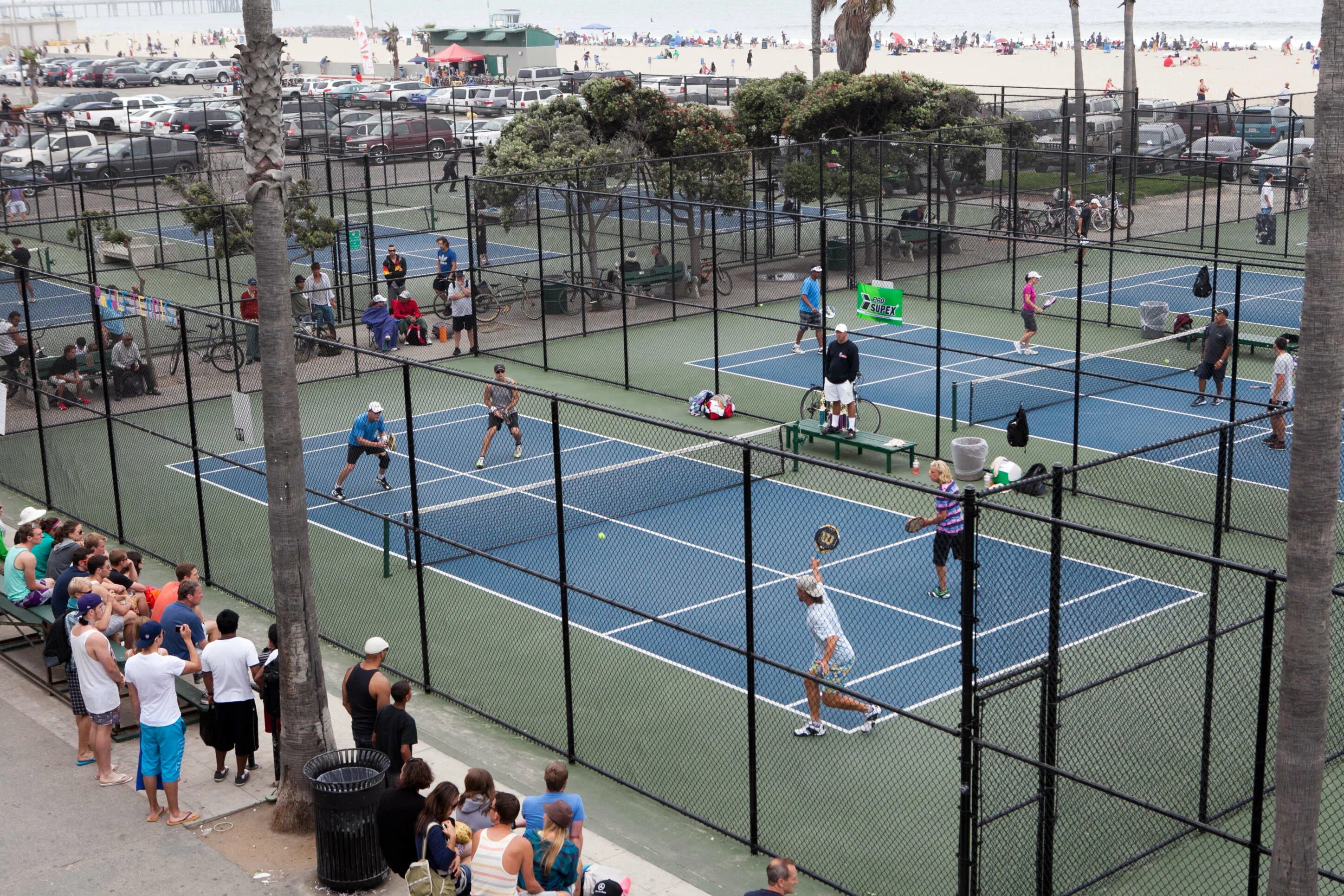 Игра падел теннис. Корт для падел-тенниса. Корт для падел-тенниса. Padel игра. Испанский теннис падел.