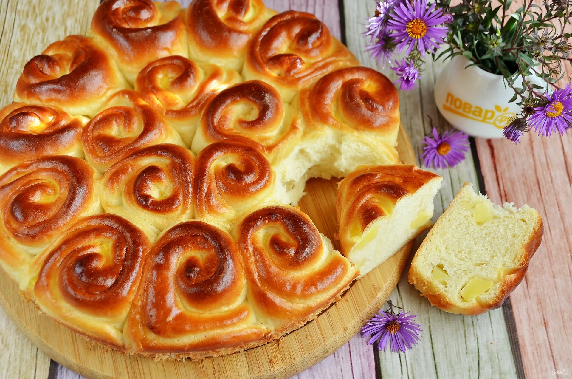 Сдобные булочки с яблоком