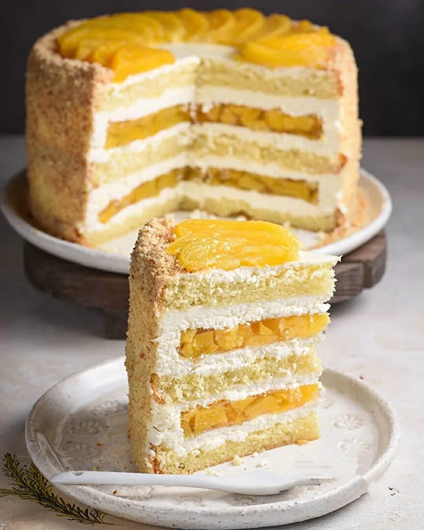 Торт с творожным кремом рецепт. Торт манговый Кузина. Персиковый торт с творожным кремом. Тарт с творожным кремом. Торт с персиками и творожным кремом.