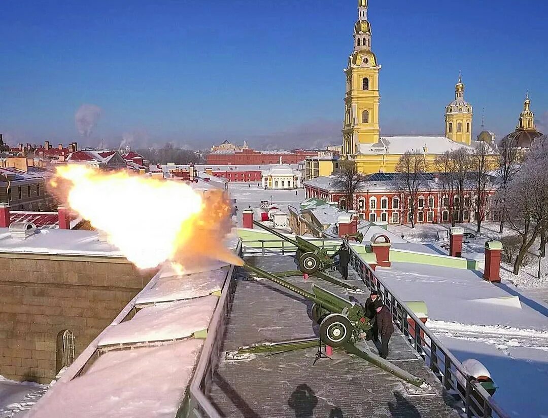 Во сколько стреляют в петропавловской. Пушки Петропавловской крепости в Санкт-Петербурге. Пушки с Нарышкина бастиона Петропавловской крепости. Полуденный выстрел с Петропавловской крепости.