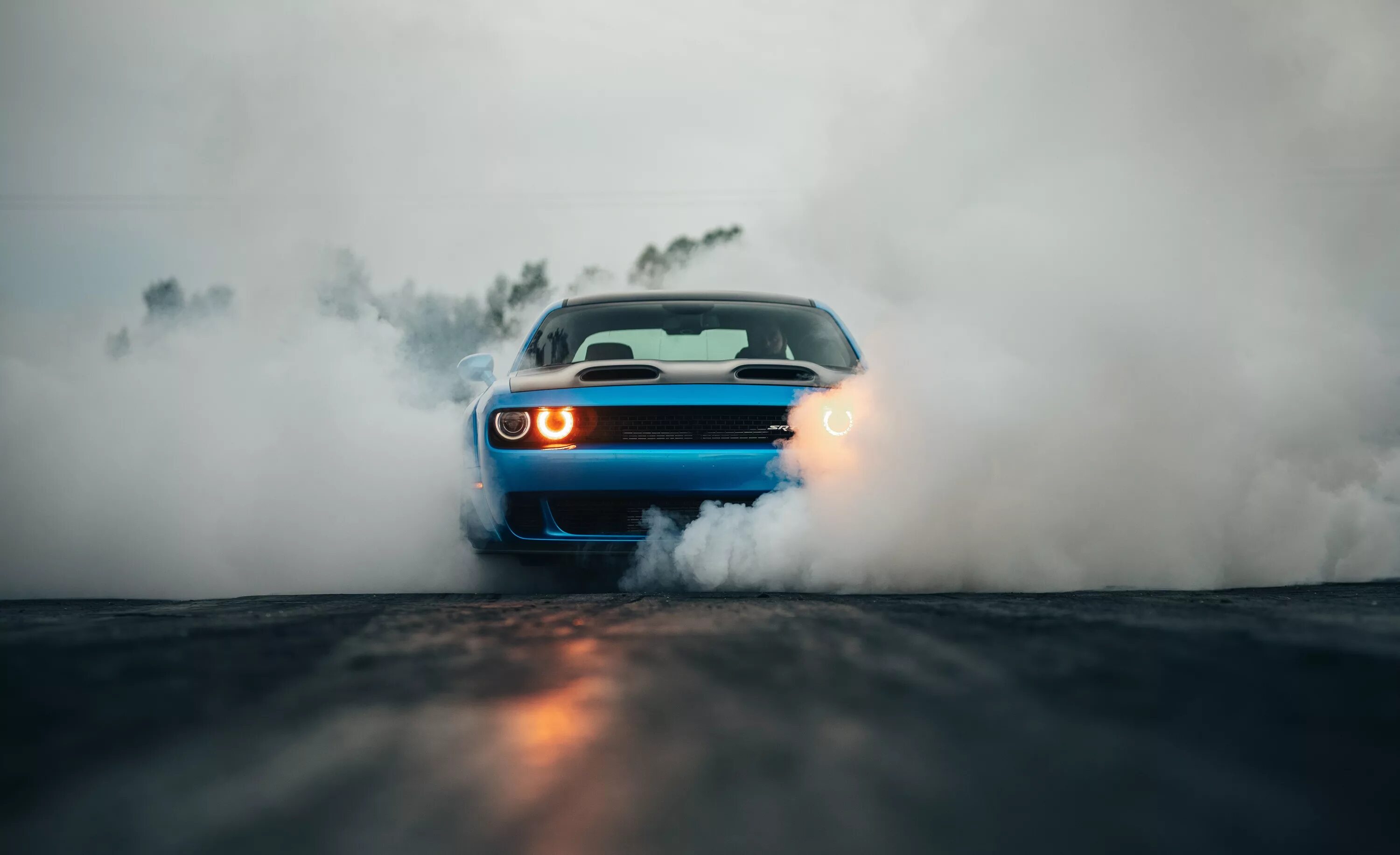 На телефон машина дрифт. Додж Челленджер Хелкат дрифт. Dodge Challenger бернаут.