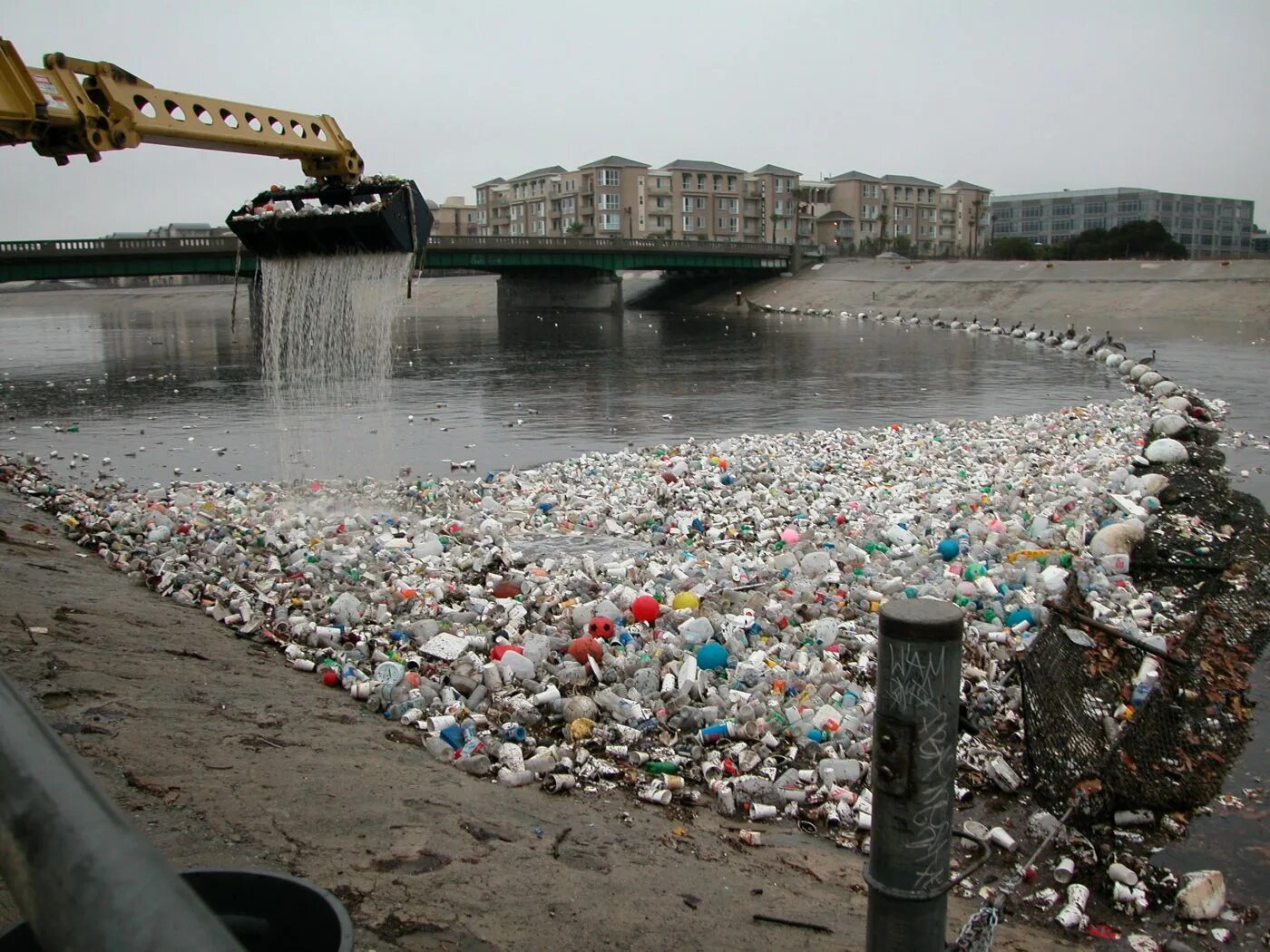 Загрязнение воды. Механическое загрязнение. Мусор в воде. Rains waste