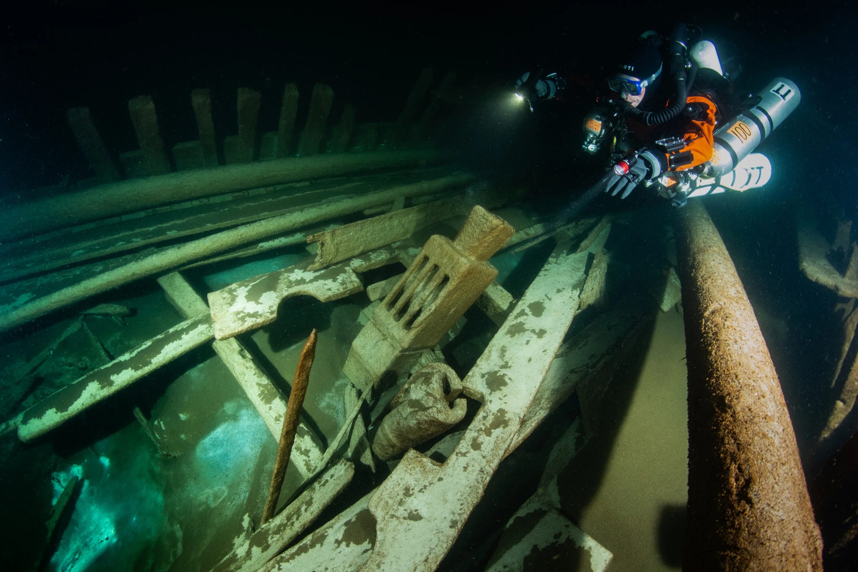 Затонувшие корабли на дне моря. Балтийское море затонувший парусник. Затонувший корабль Кронштадт. Затонувшие корабли финского залива 400 лет. Затонувшие корабли Балтийского моря.