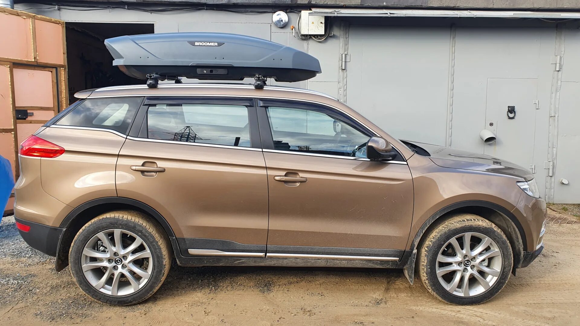 Geely atlas pro шины. Стайлинг джили атлас. джили атлас с автобагажником на крыше. джили атлас с прицепом. geely atlas с проставками.