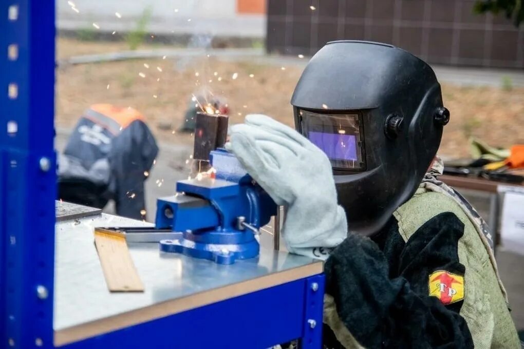 Электросварщик ручной сварки. Мастер жкх. Соревнования сварщиков. Сварщик труб. Мастерство сварщика.