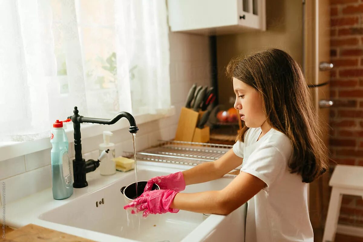 Мыть посуду. Wash the dishes. Чистоплотная девушка. Девочка моет посуду. He to wash dishes