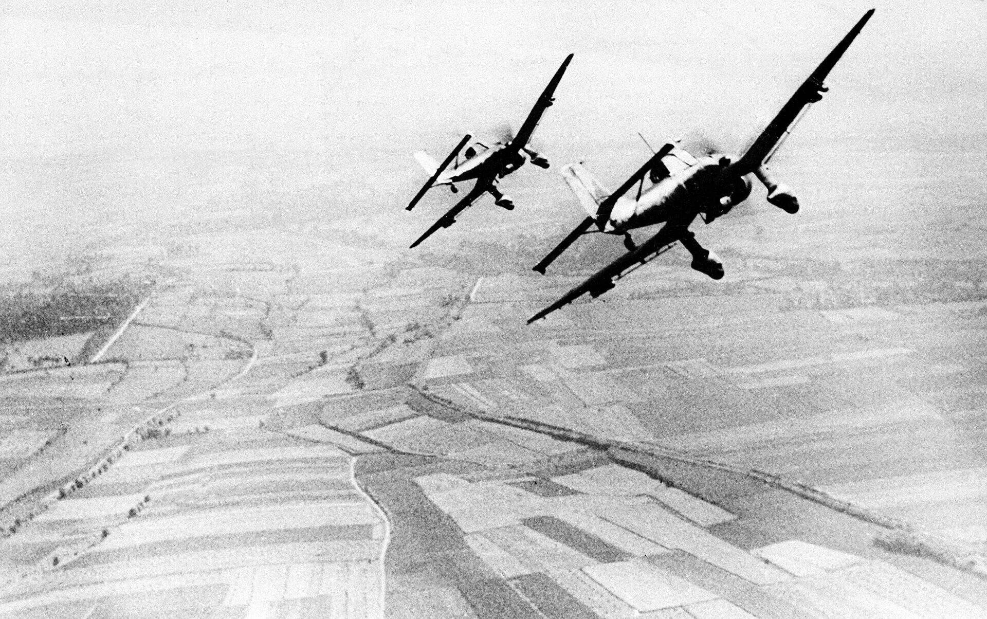 Юнкерсы 87 бомбят 1941-1942. Битва за Британию 1940. Junkers ju 87 бомбометание. Атака боевых самолетов