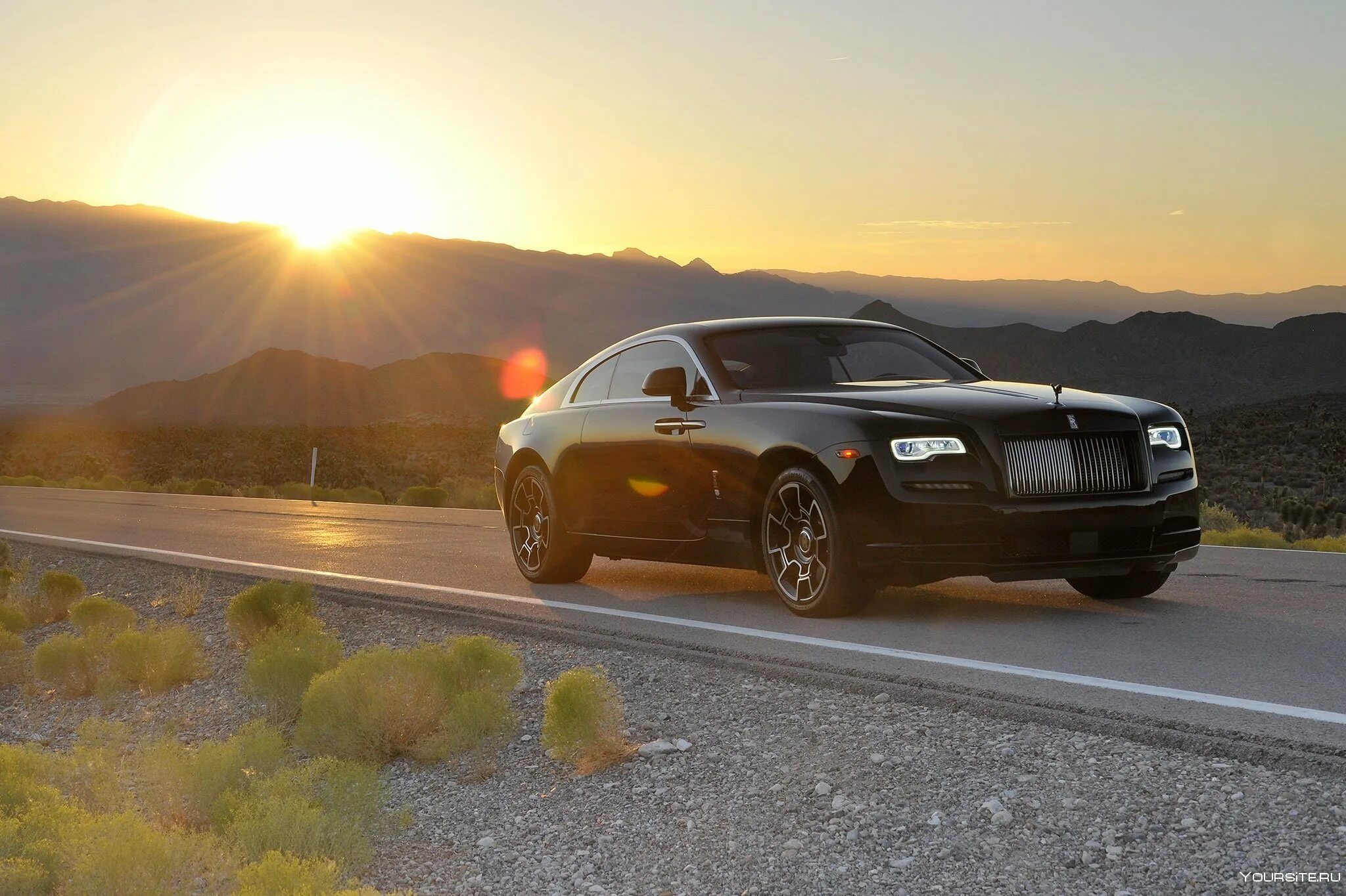 Автомобиль едет по дороге проезжая 27 метров. Rolls Royce Wraith 4k. Rolls Royce а4. Роллс Ройс 1920. Rolls Royce Wraith обои 4k.