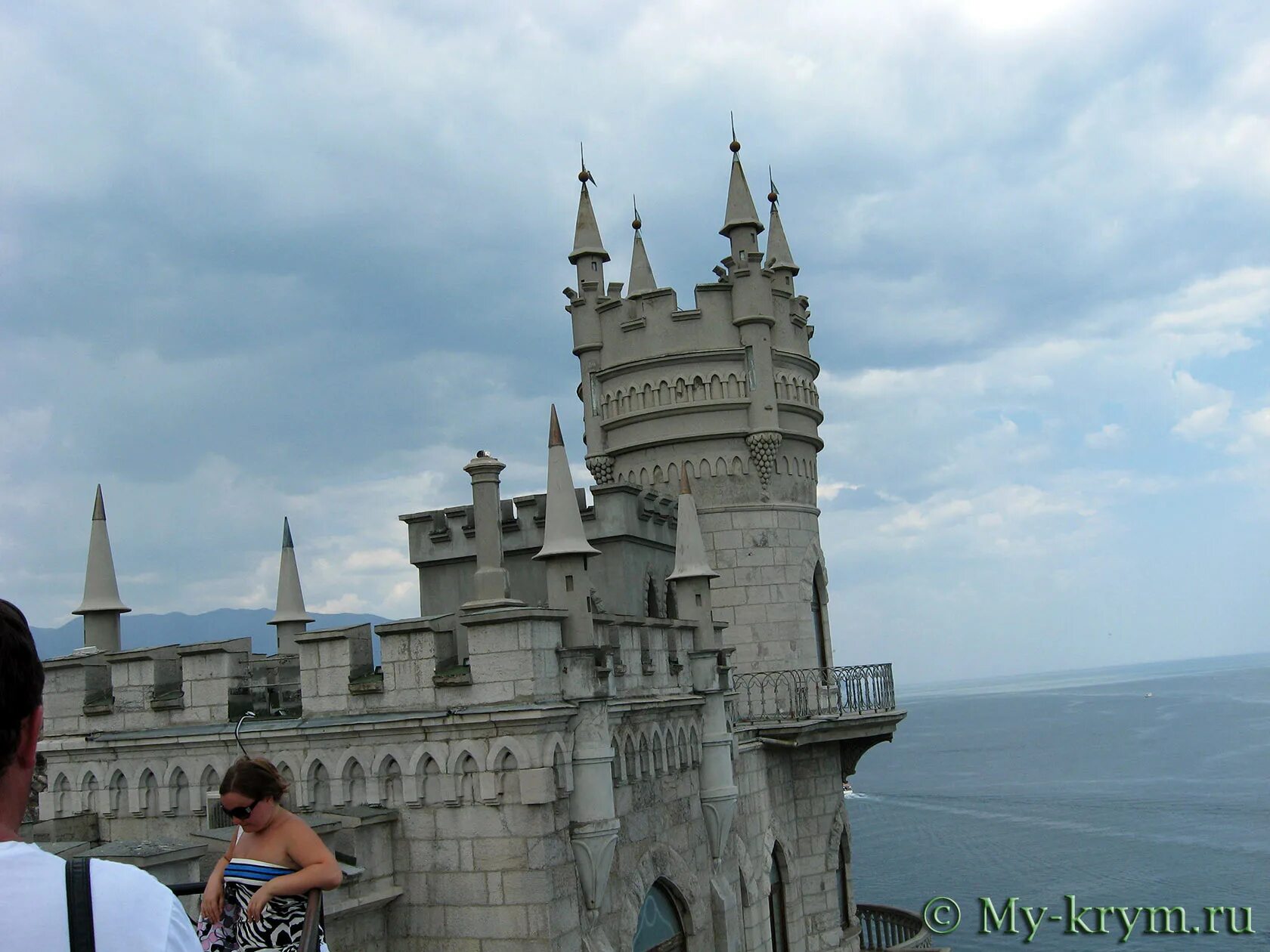 Что находится внутри ласточкиного гнезда Swallow's Nest castle in Yalta.