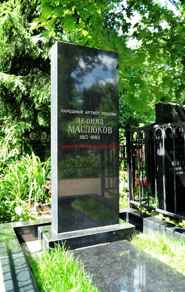 Могилы читинских бандитов. Могила маслюкова. Могила солженицына в донском монастыре. Могила маслюкова. Могила маслюкова.