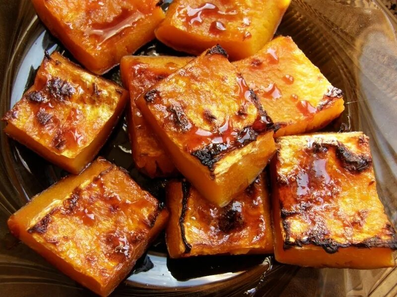 Тыква быстро и вкусно на сковороде. Крамилизировпнная тыква. карамелизированная тыква. тыква какоамелизированнач. карамелизированная тыква в духовке.
