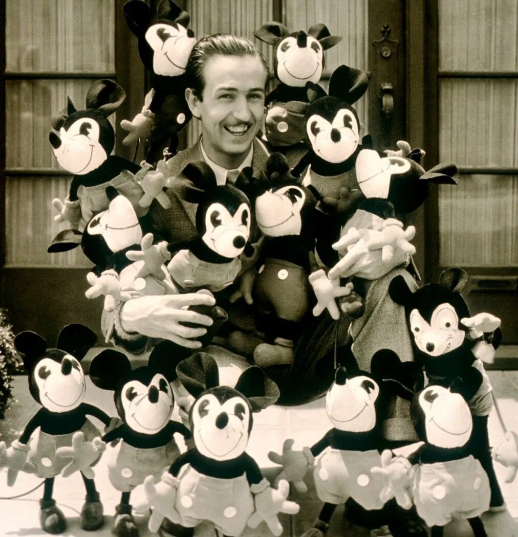 Валт дисней. Уолт Дисней. Walt Disney Микки Маус. Уолт Дисней с братом. Уолт Дисней история успеха.