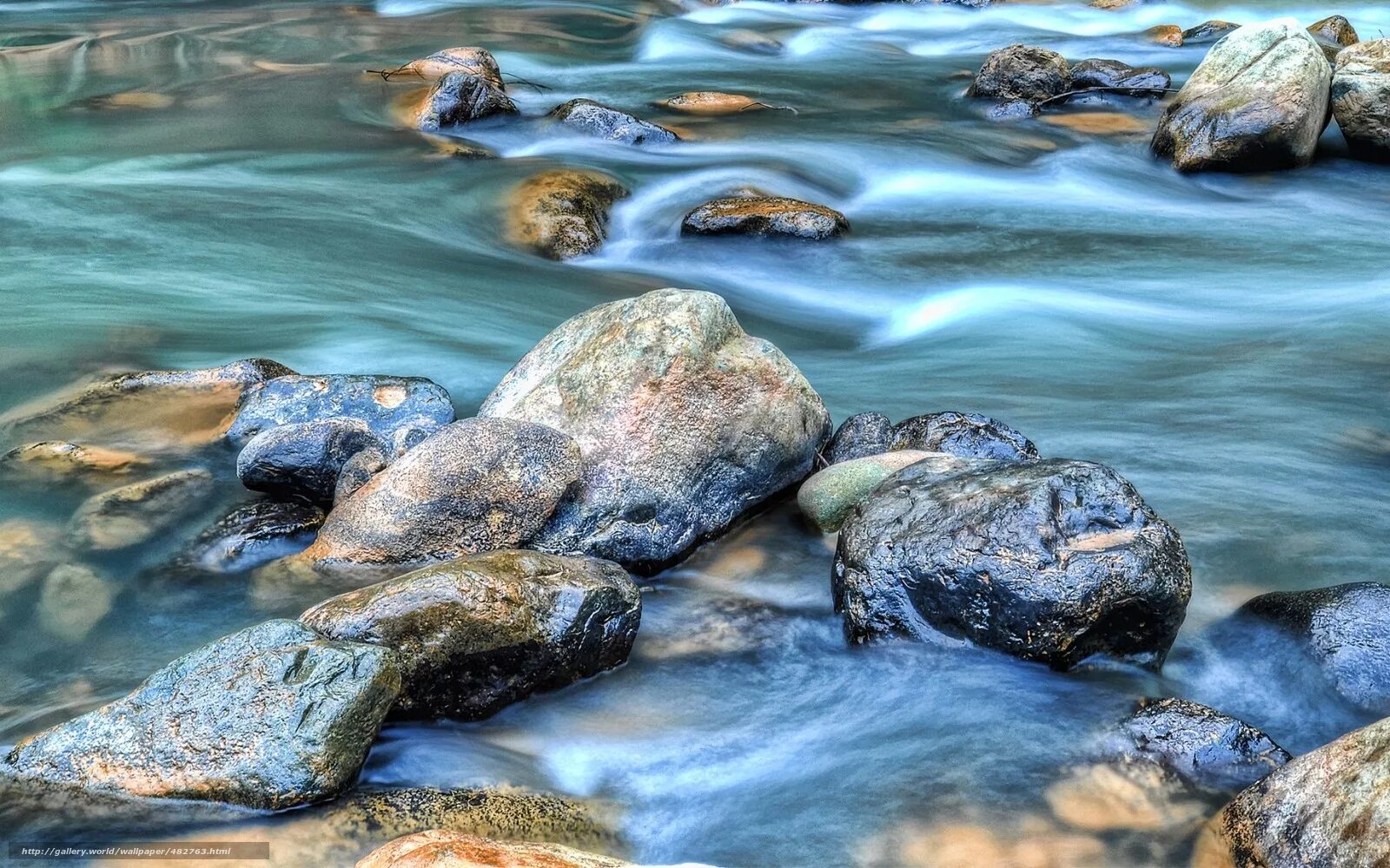 Камень из бегущей воды