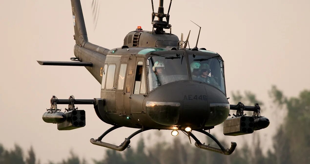 Вертолеты белл хьюи. Американский вертолет bell. Uh-1h «ирокез» ударный. Американский вертолет bell. Uh-1h «ирокез».
