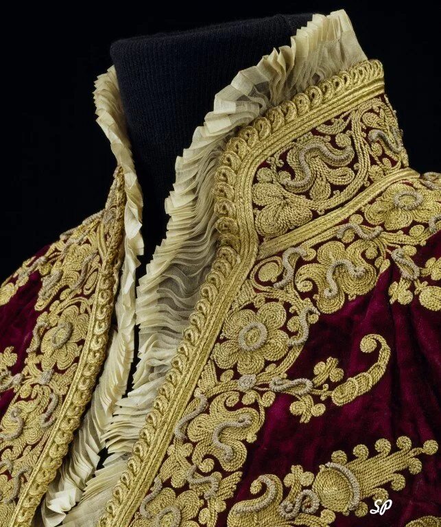 Царские одежды 5 букв. Золотное шитье 17 века. Золотное шитье 16-17 века. Золотая вышивка. Золотая вышивка на одежде.